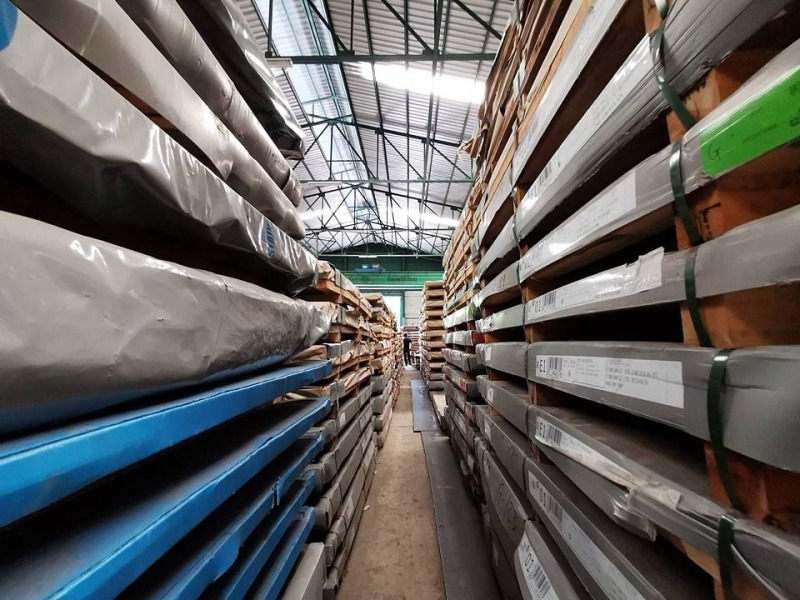 โกดังเอี่ยมโลหะ